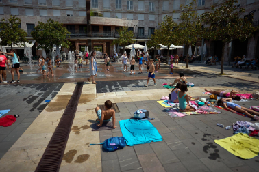Las fuentes, la sombra, el río, bañarse... Toda opción es buena con el fin de evitar las altas temperaturas que azotan a Pamplona este miércoles, 29 de julio.
