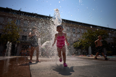 Las fuentes, la sombra, el río, bañarse... Toda opción es buena con el fin de evitar las altas temperaturas que azotan a Pamplona este miércoles, 29 de julio.