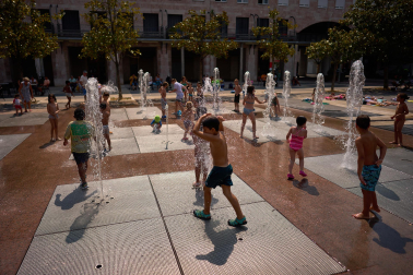 Las fuentes, la sombra, el río, bañarse... Toda opción es buena con el fin de evitar las altas temperaturas que azotan a Pamplona este miércoles, 29 de julio.