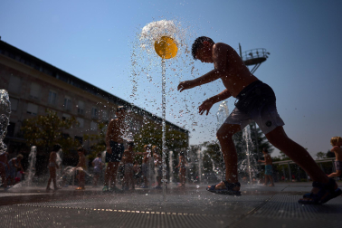 Las fuentes, la sombra, el río, bañarse... Toda opción es buena con el fin de evitar las altas temperaturas que azotan a Pamplona este miércoles, 29 de julio.
