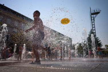 Las fuentes, la sombra, el río, bañarse... Toda opción es buena con el fin de evitar las altas temperaturas que azotan a Pamplona este miércoles, 29 de julio.