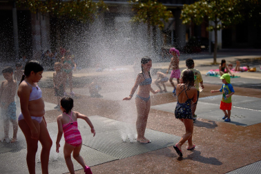 Las fuentes, la sombra, el río, bañarse... Toda opción es buena con el fin de evitar las altas temperaturas que azotan a Pamplona este miércoles, 29 de julio.