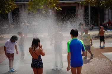 Las fuentes, la sombra, el río, bañarse... Toda opción es buena con el fin de evitar las altas temperaturas que azotan a Pamplona este miércoles, 29 de julio.