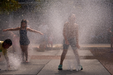 Las fuentes, la sombra, el río, bañarse... Toda opción es buena con el fin de evitar las altas temperaturas que azotan a Pamplona este miércoles, 29 de julio.