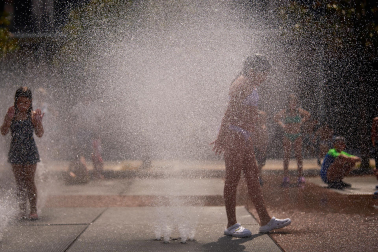 Las fuentes, la sombra, el río, bañarse... Toda opción es buena con el fin de evitar las altas temperaturas que azotan a Pamplona este miércoles, 29 de julio.
