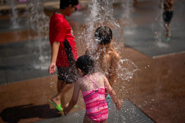 Las fuentes, la sombra, el río, bañarse... Toda opción es buena con el fin de evitar las altas temperaturas que azotan a Pamplona este miércoles, 29 de julio.
