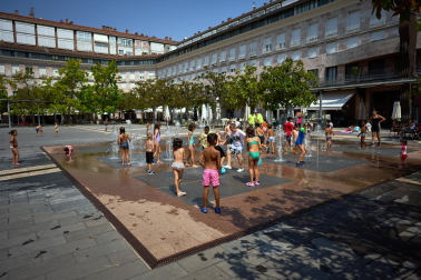 Las fuentes, la sombra, el río, bañarse... Toda opción es buena con el fin de evitar las altas temperaturas que azotan a Pamplona este miércoles, 29 de julio.