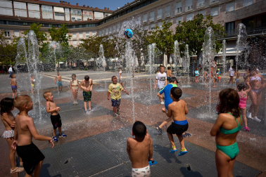 Las fuentes, la sombra, el río, bañarse... Toda opción es buena con el fin de evitar las altas temperaturas que azotan a Pamplona este miércoles, 29 de julio.