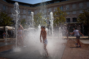 Las fuentes, la sombra, el río, bañarse... Toda opción es buena con el fin de evitar las altas temperaturas que azotan a Pamplona este miércoles, 29 de julio.