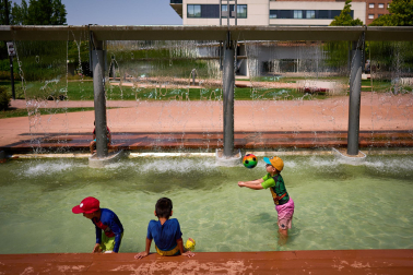 Las fuentes, la sombra, el río, bañarse... Toda opción es buena con el fin de evitar las altas temperaturas que azotan a Pamplona este miércoles, 29 de julio.