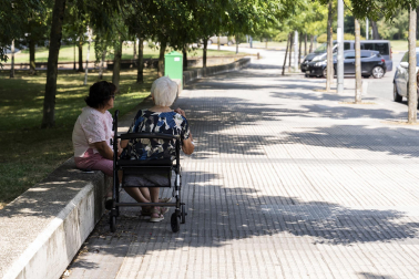 Las fuentes, la sombra, el río, bañarse... Toda opción es buena con el fin de evitar las altas temperaturas que azotan a Pamplona este miércoles, 29 de julio.
