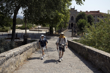 Las fuentes, la sombra, el río, bañarse... Toda opción es buena con el fin de evitar las altas temperaturas que azotan a Pamplona este miércoles, 29 de julio.