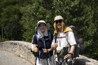 Las fuentes, la sombra, el río, bañarse... Toda opción es buena con el fin de evitar las altas temperaturas que azotan a Pamplona este miércoles, 29 de julio.