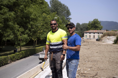 Las fuentes, la sombra, el río, bañarse... Toda opción es buena con el fin de evitar las altas temperaturas que azotan a Pamplona este miércoles, 29 de julio.