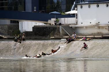 Las fuentes, la sombra, el río, bañarse... Toda opción es buena con el fin de evitar las altas temperaturas que azotan a Pamplona este miércoles, 29 de julio.