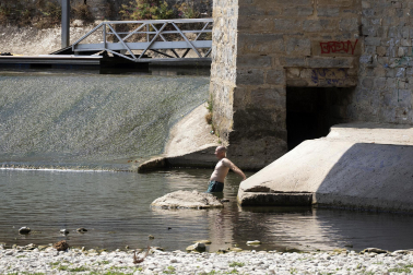 Las fuentes, la sombra, el río, bañarse... Toda opción es buena con el fin de evitar las altas temperaturas que azotan a Pamplona este miércoles, 29 de julio.