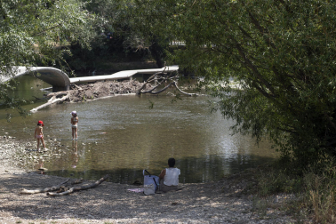 Las fuentes, la sombra, el río, bañarse... Toda opción es buena con el fin de evitar las altas temperaturas que azotan a Pamplona este miércoles, 29 de julio.