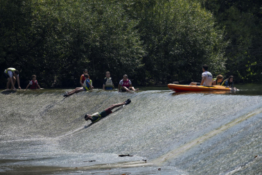 Las fuentes, la sombra, el río, bañarse... Toda opción es buena con el fin de evitar las altas temperaturas que azotan a Pamplona este miércoles, 29 de julio.