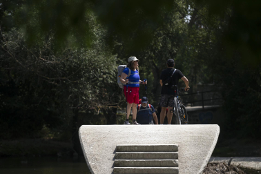 Las fuentes, la sombra, el río, bañarse... Toda opción es buena con el fin de evitar las altas temperaturas que azotan a Pamplona este miércoles, 29 de julio.