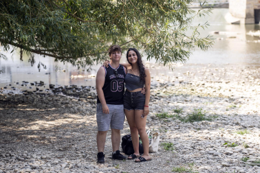 Las fuentes, la sombra, el río, bañarse... Toda opción es buena con el fin de evitar las altas temperaturas que azotan a Pamplona este miércoles, 29 de julio.