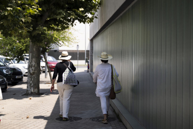Las fuentes, la sombra, el río, bañarse... Toda opción es buena con el fin de evitar las altas temperaturas que azotan a Pamplona este miércoles, 29 de julio.