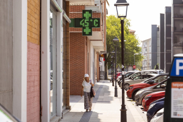 Las fuentes, la sombra, el río, bañarse... Toda opción es buena con el fin de evitar las altas temperaturas que azotan a Pamplona este miércoles, 29 de julio.