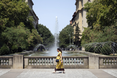 Las fuentes, la sombra, el río, bañarse... Toda opción es buena con el fin de evitar las altas temperaturas que azotan a Pamplona este miércoles, 29 de julio.