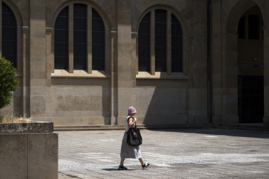 Las fuentes, la sombra, el río, bañarse... Toda opción es buena con el fin de evitar las altas temperaturas que azotan a Pamplona este miércoles, 29 de julio.