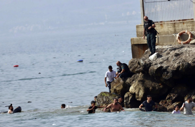 Fotos de la llegada de inmigrantes a la costa de Ceuta