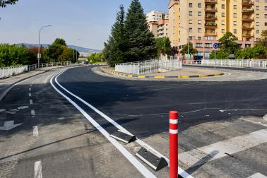 La rotonda de la calle Abejeras con Iturrama, en la imagen será desde ahora de un solo carril para la circulación de vehículos