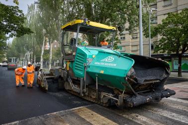 Maquinaria pesada trabajando este jueves para revertir la deficiencias del firme en la calle Iturrama