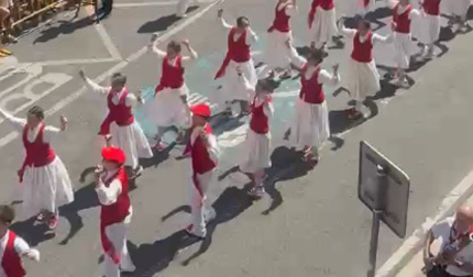 Vídeo de los dantzaris de Estella tras el cohete de las fiestas 2026