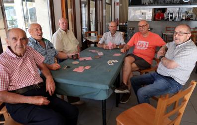 Jesús Alzate Aramendía, José Ángel Martínez Moreno, Pedro Ugarte Latasa y José Luis Nieto Martínez con algunos amigos jugando al mus en el bar de jubilados