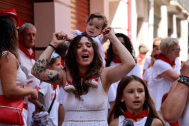 Fotos de la pañuelada de las chicas en fiestas de Estella