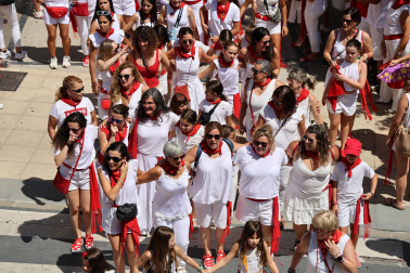 Fotos de la pañuelada de las chicas en fiestas de Estella