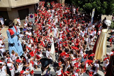 Fotos de la pañuelada de las chicas en fiestas de Estella