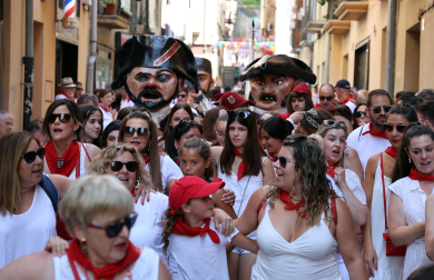 Fotos de la pañuelada de las chicas en fiestas de Estella