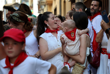Fotos de la pañuelada de las chicas en fiestas de Estella