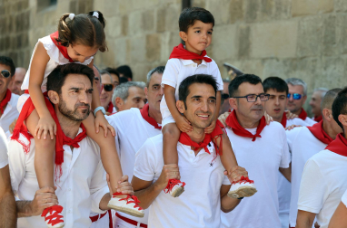 Fotos de la procesión y pañuelada de Estella