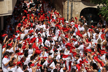 Fotos de la procesión y pañuelada de Estella