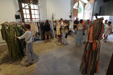 Fotos del mercado Âme&Art en la Sala de Armas de la Ciudadela
