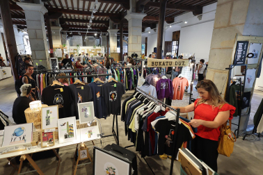 Fotos del mercado Âme&Art en la Sala de Armas de la Ciudadela