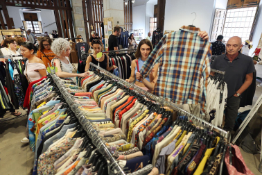 Fotos del mercado Âme&Art en la Sala de Armas de la Ciudadela