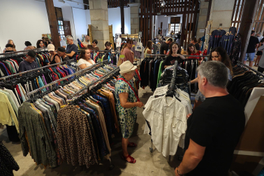 Fotos del mercado Âme&Art en la Sala de Armas de la Ciudadela