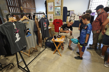 Fotos del mercado Âme&Art en la Sala de Armas de la Ciudadela