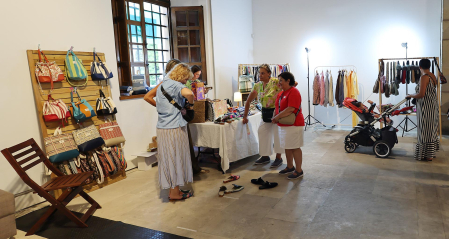 Fotos del mercado Âme&Art en la Sala de Armas de la Ciudadela