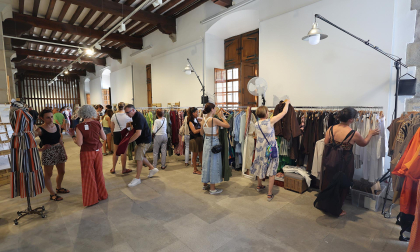 Fotos del mercado Âme&Art en la Sala de Armas de la Ciudadela
