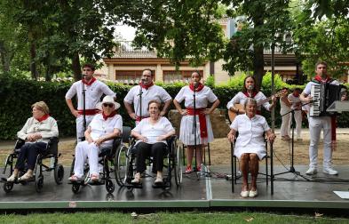 Fotos del homenaje a Mercedes Ortigosa, Teresa Díez, Francisca Chasco y Aurora Garrués en el Día de los mayores de fiestas de Estella