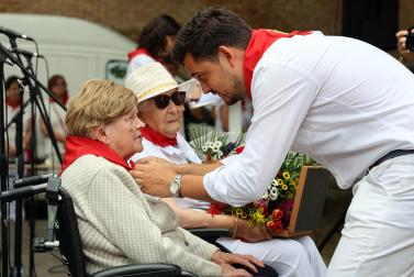 Fotos del homenaje a Mercedes Ortigosa, Teresa Díez, Francisca Chasco y Aurora Garrués en el Día de los mayores de fiestas de Estella