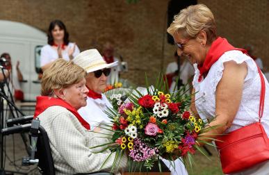 Fotos del homenaje a Mercedes Ortigosa, Teresa Díez, Francisca Chasco y Aurora Garrués en el Día de los mayores de fiestas de Estella